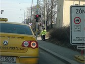 Taxikái jedou v kolon.