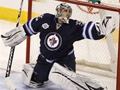 Glman Ondej Pavelec z Winnipegu likviduje jednu ze stel hr Buffala.