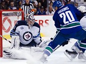 Glman Ondej Pavelec z Winnipegu pacifikuje tonou snahu ChristopheraHigginse