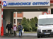 Vstupní brána do ostrovské nemocnice. Vstupní brána do ostrovské nemocnice.