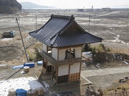 Jedna z tradiních japonských staveb poblí msta Rikuzentakata narozdíl od...