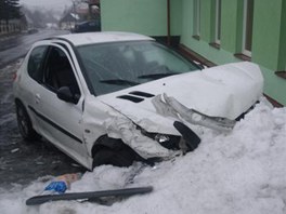 Peugeot po nehod v Hutisku-Solanci. Vz dil zfetovan mu bez idiskho