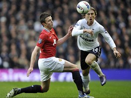 Luka Modric z Tottenhamu (vpravo) bojuje o m s Michaelem Carrickem z