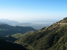 V okol msta Dehradun se zanaj vzpnat vrcholky pedh Himalje.