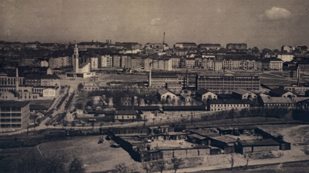 Pohled na Vrovice, vlevo je vidt kostel svatého Václava na námstí Svatopluka