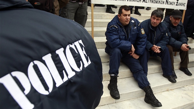 etí policisté protestují proti krtm (25. února 2012)