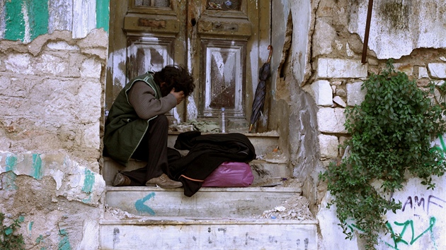 Bezdomovec u oputného domu v Aténách (25. února 2012)