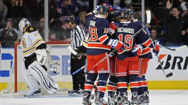 Hokejisté NY Rangers slaví branku do sít Bostonu.