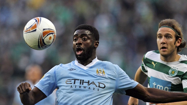 Kolo Toure z Manchesteru City zpracovává mí, pihlíí Diego Capel ze Sportingu