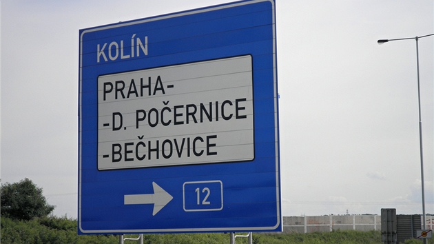 Znaka je umístna na sjezdu z Praského okruhu ve smru od erného mostu na