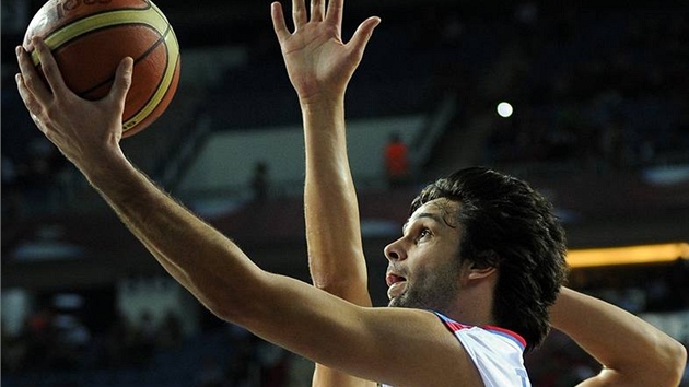 Srbský basketbalista Milo Teodosi donáí mí do koe v zápase o 3. místo...