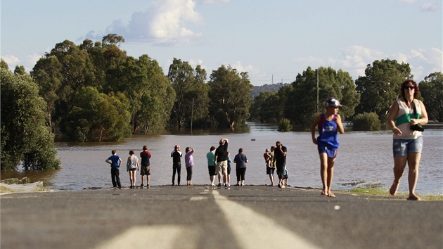 Lid pobl vesnice Wagga Wagga pi povodnch na vchod Austrlie 6. bezna 2012