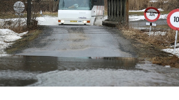 eka Svratka zatopila píjezdovou cestu do Jimramova. (29. únor 2012)
