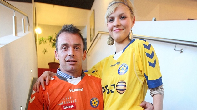 Branká Jaromír Blaek s Miss FC Vysoina Lindou Jamborovou.