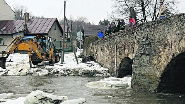 Oblouk mostu v Pibyslavi, který pamatuje i Jana iku, poniily ledové kry.