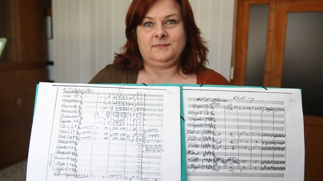 Uitelka umleck koly v Bystici nad Perntejnem Lena Machkov ukazuje nalezenou partituru opery Bl pan perntejnsk (na snmku porovnn starho a souasnho notovho zpisu).