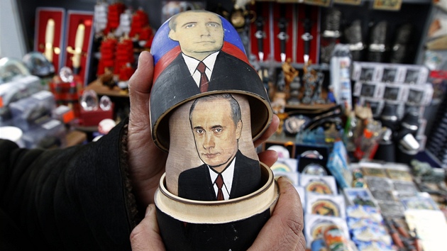 Prodava suvenýr v Petrohrad ukazuje tradiní matrojku, která má ovem