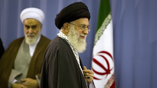 Ajatolláh Chameneí bhem hlasování v Teheránu (2. bezna 2012)