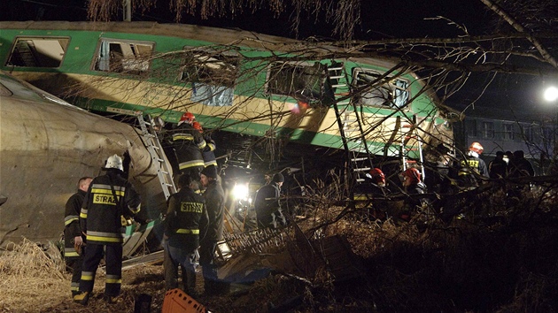 Na mst vlakovho netst v Polsku zasahovaly stovky zchran (4. bezna 2012)