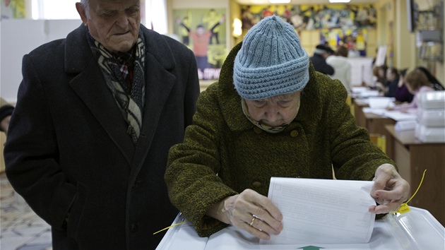 Postarí Rusové volí v Moskv (4. bezna 2012)