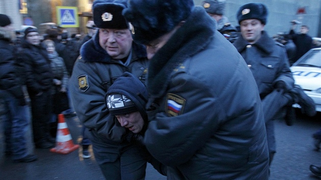 Policie zatýká jednoho z opoziních demonstrant v Moskv (5. bezna 2012)
