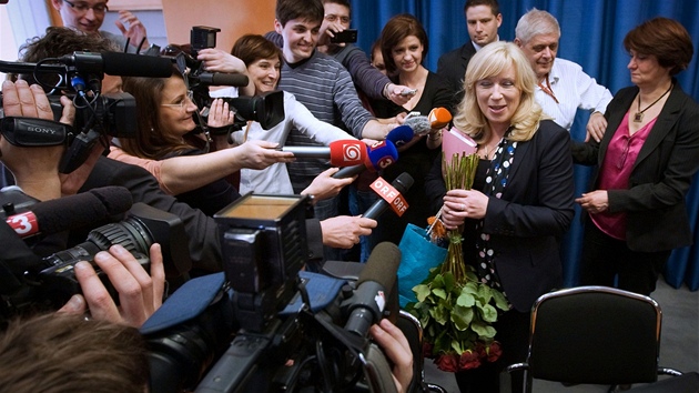 Iveta Radičová přebírá od svých stoupenců petici proti jejímu odchodu z Iveta Radičová přebírá od svých stoupenců petici proti jejímu odchodu z