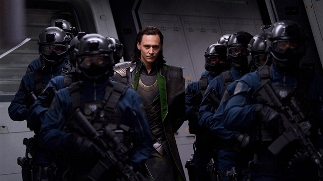 Jediný mu na fotografii, který nenosí stejnokroj, je Loki. Poté, co byl zmaen...