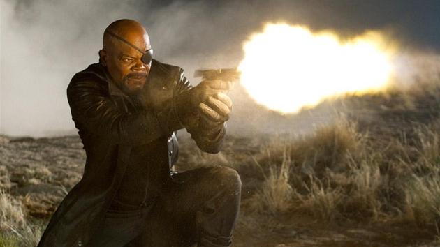 Z filmu Avengers. Kdo je tady editel? Samuel L. Jackson jako Nick Fury, boss organizace S.H.I.E.L.D a f tmu Avengers