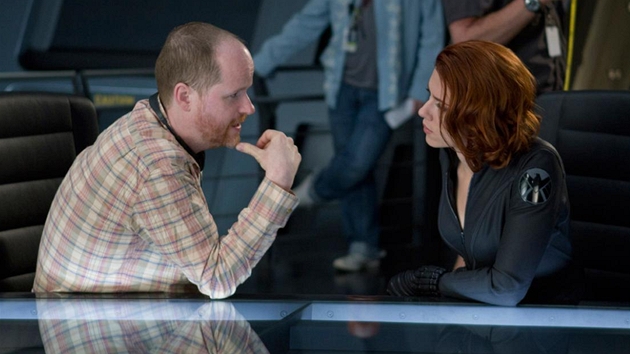 Z natáení filmu Avengers. Reisér Joss Whedon se ptá Scarlett Johanssonové, co...