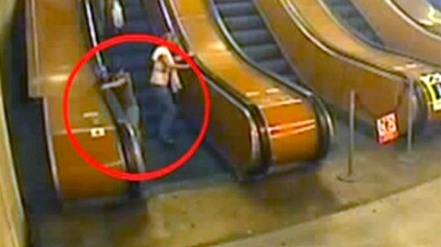 Nehoda, pi které sedmiletému chlapci uvízla noha v eskalátoru v metru na