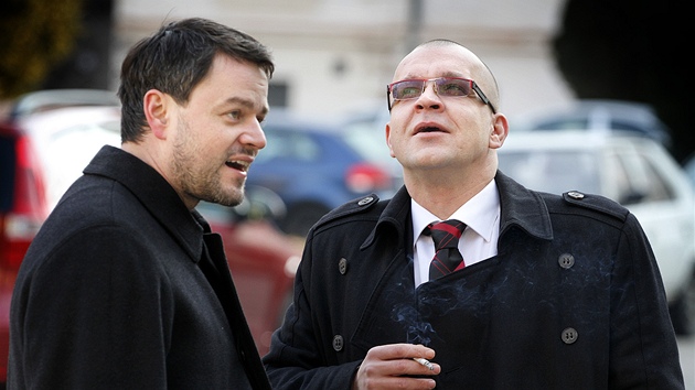 Jaroslav krka (vpravo) ped jednnm Obvodnho soudu. (7. bezna 2012)
