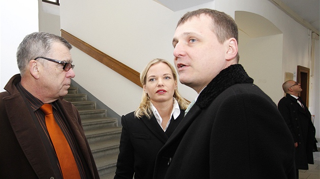Víta Bártu a Kateina Klasnová ped jednáním Obvodního soudu. (7. bezna 2012) 