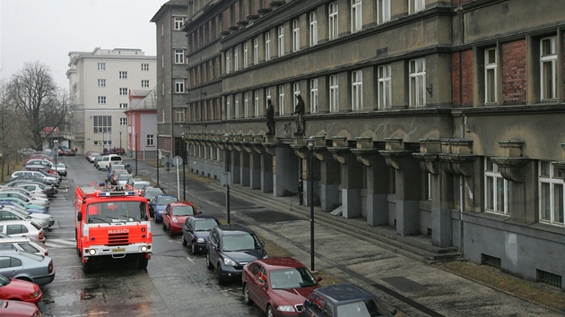 Hasiské auto stojící ped budovou Krajského soudu v Ostrav, kde byla