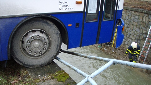 Autobus chvíli po vytaení, hrozil mu pád do nkolikametrové hloubky. (2.