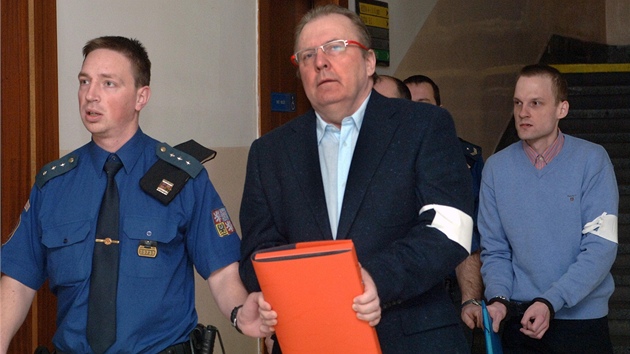 Justiční stráž přivádí Radomíra Vybírala a jeho syna do síně Krajského soudu v Justiční stráž přivádí Radomíra Vybírala a jeho syna do síně Krajského soudu v