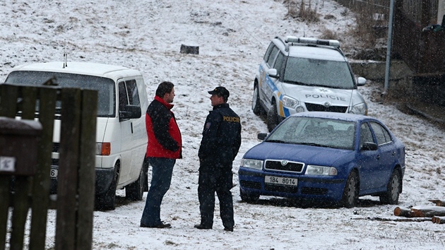 Policist hldkuj u domu v Doubravch na Zlnsku, kde nali tajn sklad zbran. (8. bezna 2012)