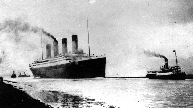 10. dubna 1912: Luxusn parnk Titanic vyplouv z anglickho pstavu Southampton na svou prvn - a bohuel i posledn - plavbu. O pt dn pozdji se potop 375 mil (tm 700 kilometr) jin od Newfoundlandu po srce s plujc krou.