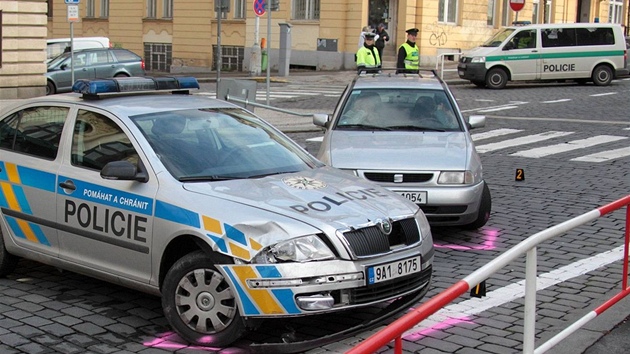 Dopravní policisté vyetují nehodu svých koleg na námstí Míru - Policejní