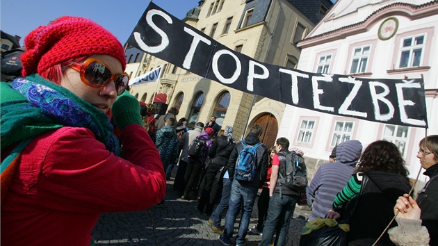 Proti tb bidlicového plynu demonstrovaly ped hotelem Beránek v Náchod