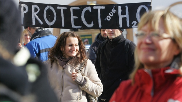 Lidé na Náchodsku proti tb bidlicového plynu zaátkem bezna protestovali.