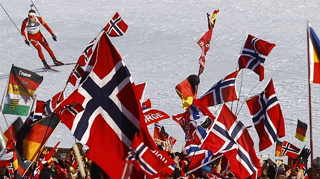 DO CÍLE. Norský biatlonista Emil Hegle Svendsen pijídí do cíle jako poslední