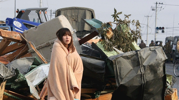 Ped rokem. Juko Sugimotov hled smutnma oima kamsi do dlky. Jsou dva dny po deru  tsunami.