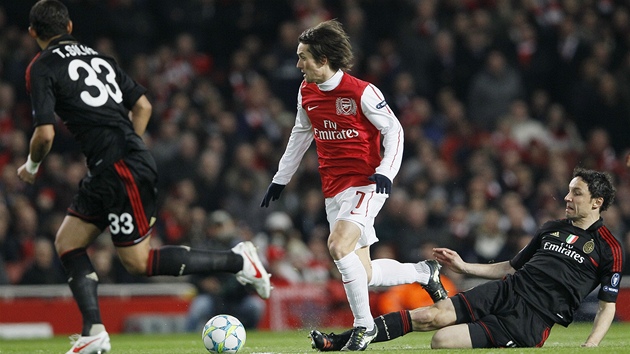 eský reprezentant Tomá Rosický z Arsenalu prochází obranou AC Milán v duelu
