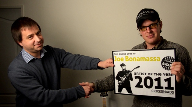 Cenu Crossroads předal kytaristovi Joeu Bonamassovi vydavatel magazínu Cenu Crossroads předal kytaristovi Joeu Bonamassovi vydavatel magazínu