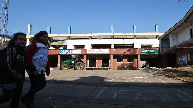 Zimní stadion je po ástené demolici v troskách.