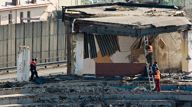 Podle smlouvy s demoliní firmou, která stadion koupila, ml zmizet do konce záí 2012.