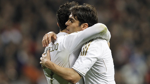 GRATULACE. Cristianu Ronaldovi (vlevo) blahopeje ke vstelenému gólu Kaká.