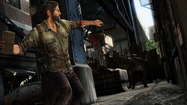 Last of Us - Hlavní hrdina Joel hází cihlu na nepítele.