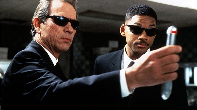 Tommy Lee Jones a Will Smith ve filmu Mui v erném