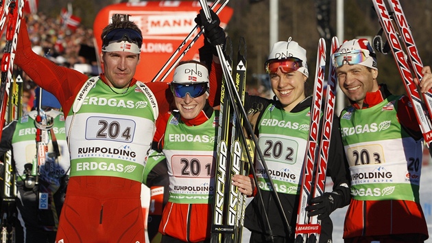 Vítzná notrská tafeta (zleva): Emil Helge Svendsen, Tora Bergerová, Synnoeve
